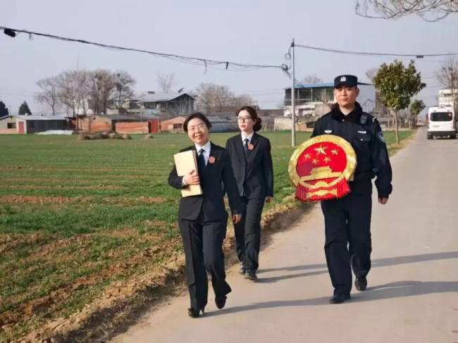 始祖山下“新”“枫”景 司法为民“郑”作答