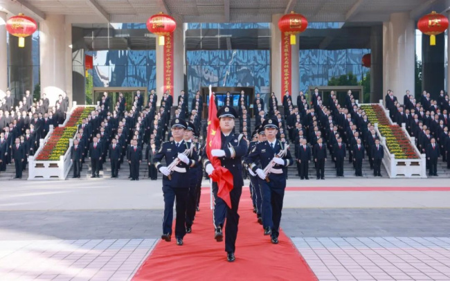 擎旗奋进守法治 笃行实干启新篇｜郑州中院举行国庆升国旗仪式